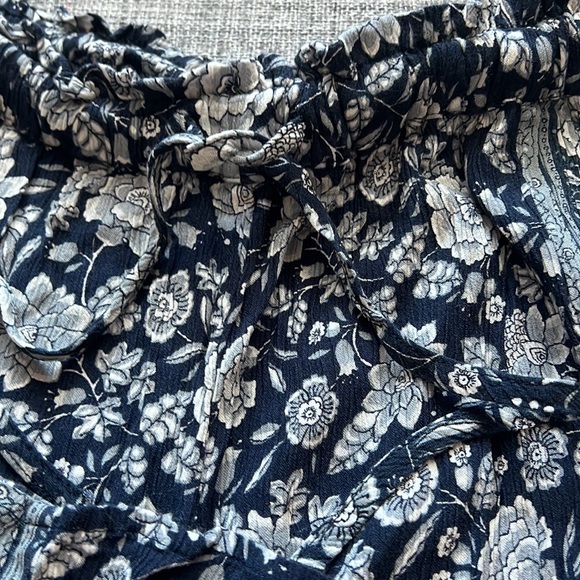 LIKE NEW AE Pants Size Small - Picture 2 of 5